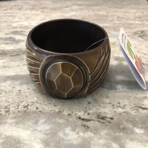 Chunky Acrylic Carved Faceted Medallion Bangle Bracelet NWT 8.25”